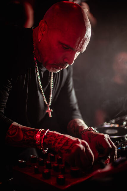 DJ in console nella Main Room di Room26 – Saturday